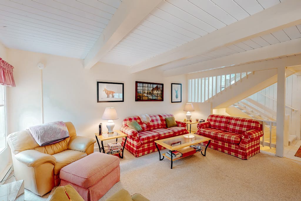 Bright & cheery condo with seasonal pool access