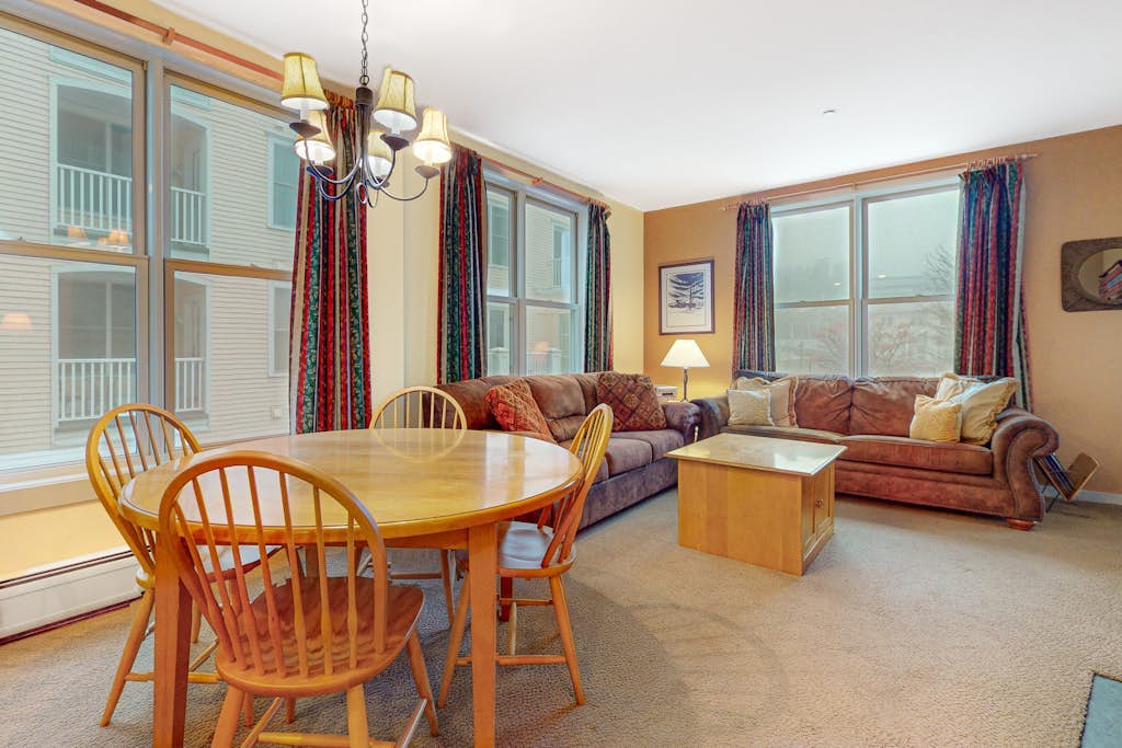 Mountain Home w/Balcony, Pool Views, Shared Pool, Hot Tub, Free WiFi, Fireplace