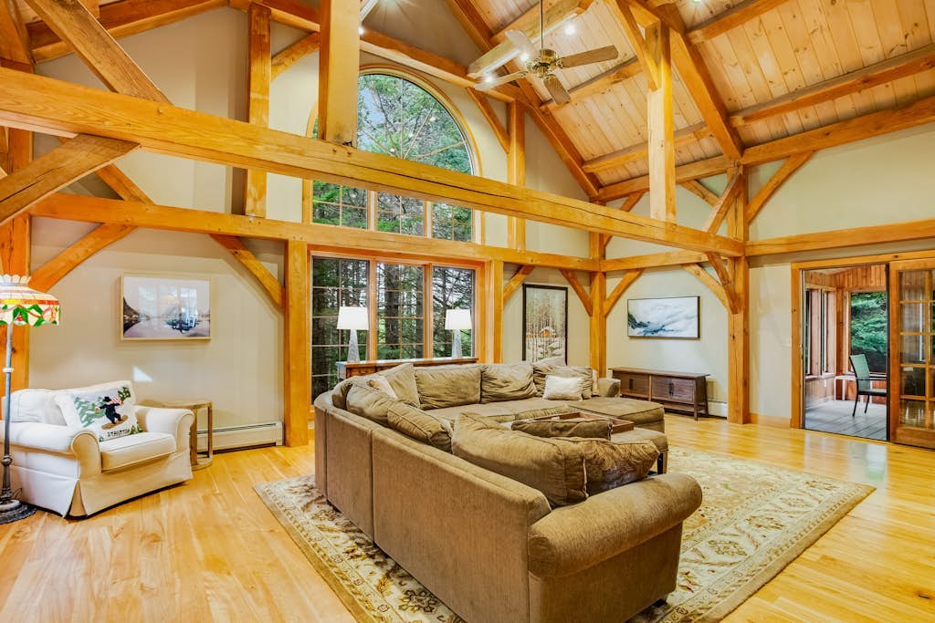 Tree-lined lodge with deck, fireplaces, porch, game room, & fast WiFi