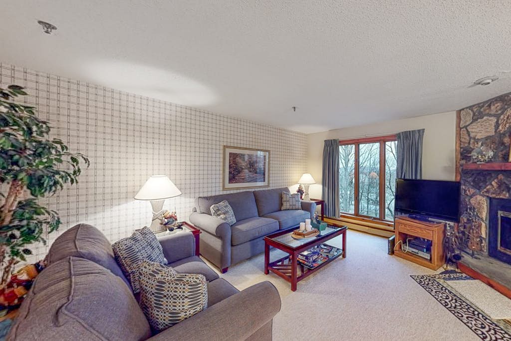 Lovely ski-in/out condo steps from ski lift with trails and amazing views