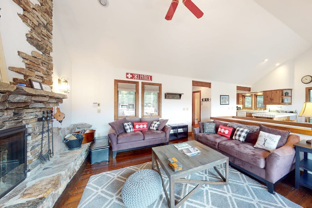 Mountain-view home with deck  - minutes to Okemo Mountain & Skyeship Gondola