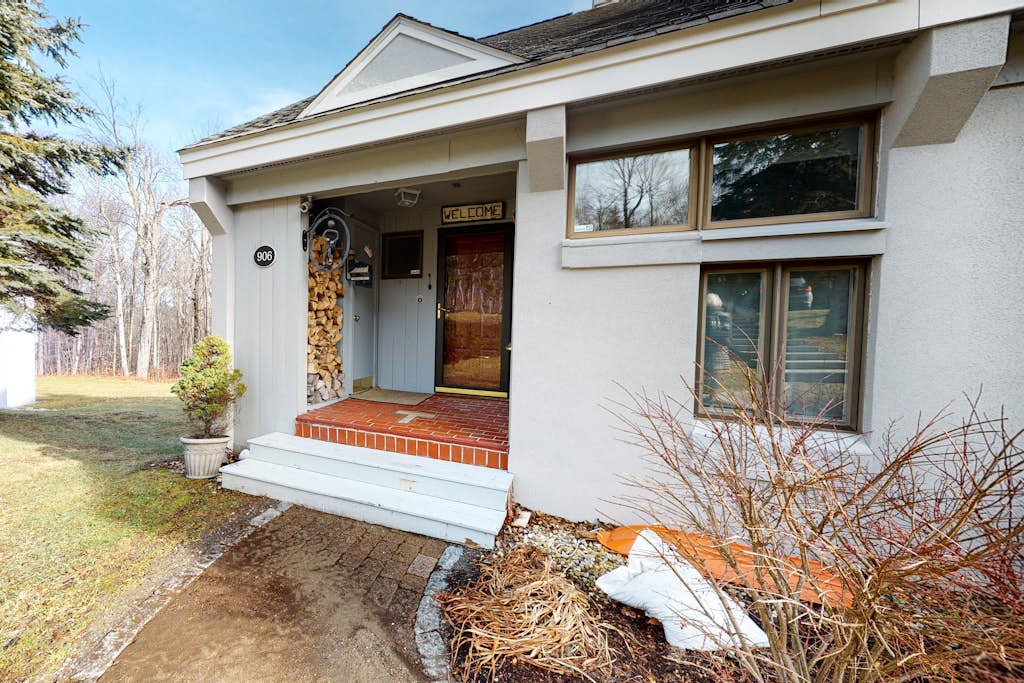 Comfortable Townhome with Shared Pool, Private Hot Tub & Wood-Burning Fireplace