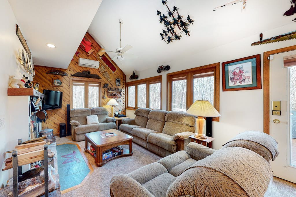 Comfortable Townhome with Shared Pool, Private Hot Tub & Wood-Burning Fireplace
