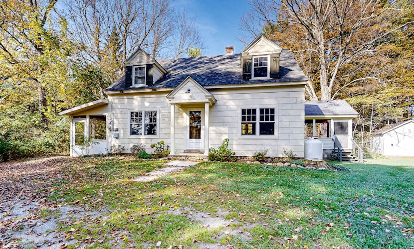 Countryside mountain-view retreat with screened porch, near ski resorts & golf