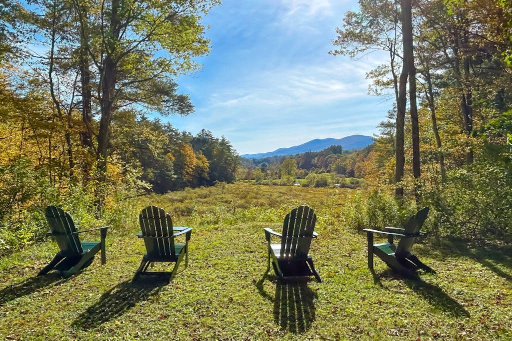 Countryside mountain-view retreat with screened porch, near ski resorts & golf