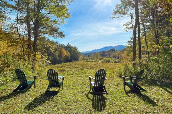 Countryside mountain-view retreat with screened porch, near ski resorts & golf
