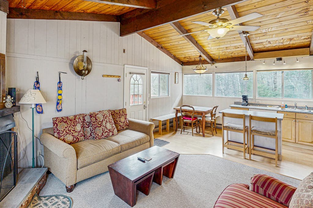 Cozy house w/ clubhouse heated pool, fireplace, balcony, jacuzzi, w/d, wifi