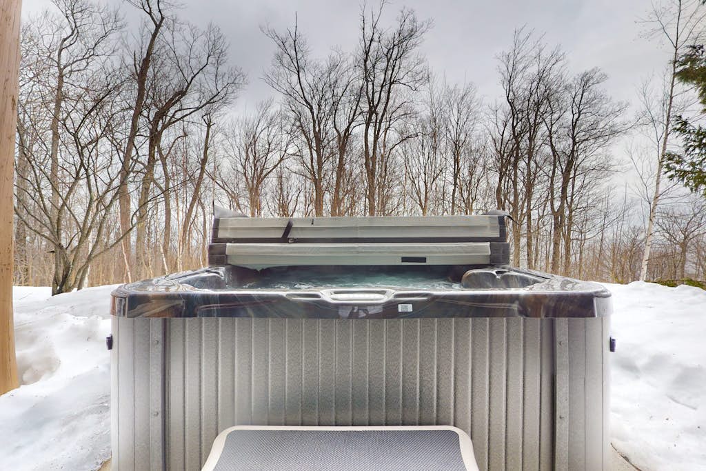 Stratton TreeTop condo with private hot tub, fireplace, decks & mountain view