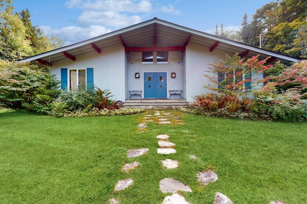 Picturesque, Euro-style ski chalet with beautiful setting, deck & fireplace