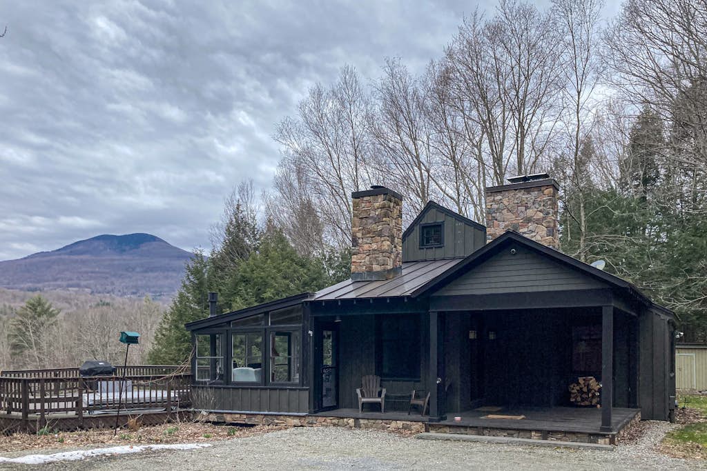 Secluded home with game room, private hot tub, golf, river & mtn views, firepit