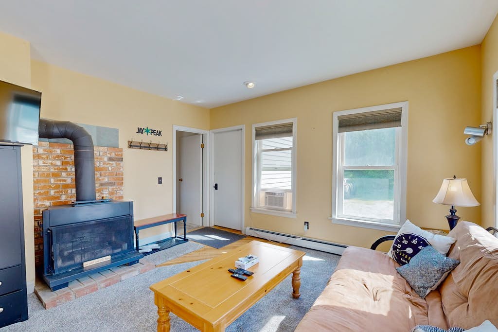 Convenient 3BR condo, close to Okemo, wifi, TV, village dining & walking