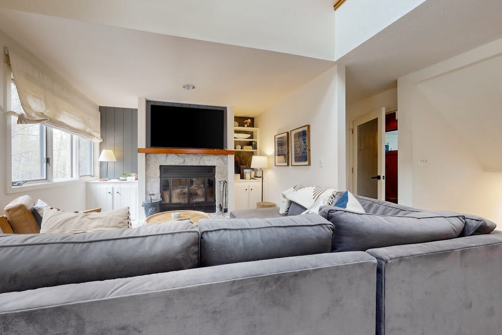 Cozy Townhome with Shared Pool, W/D & Wood-Burning Fireplace