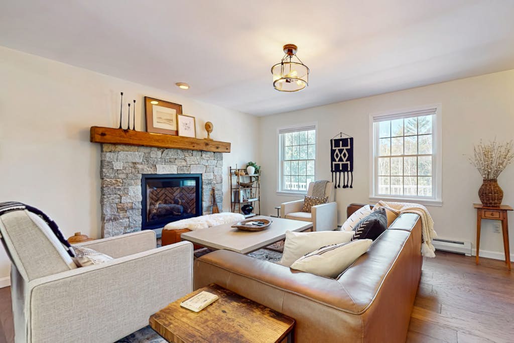Delightful house w/ hot tub, wrap-around deck, ping-pong-pool table, fireplaces