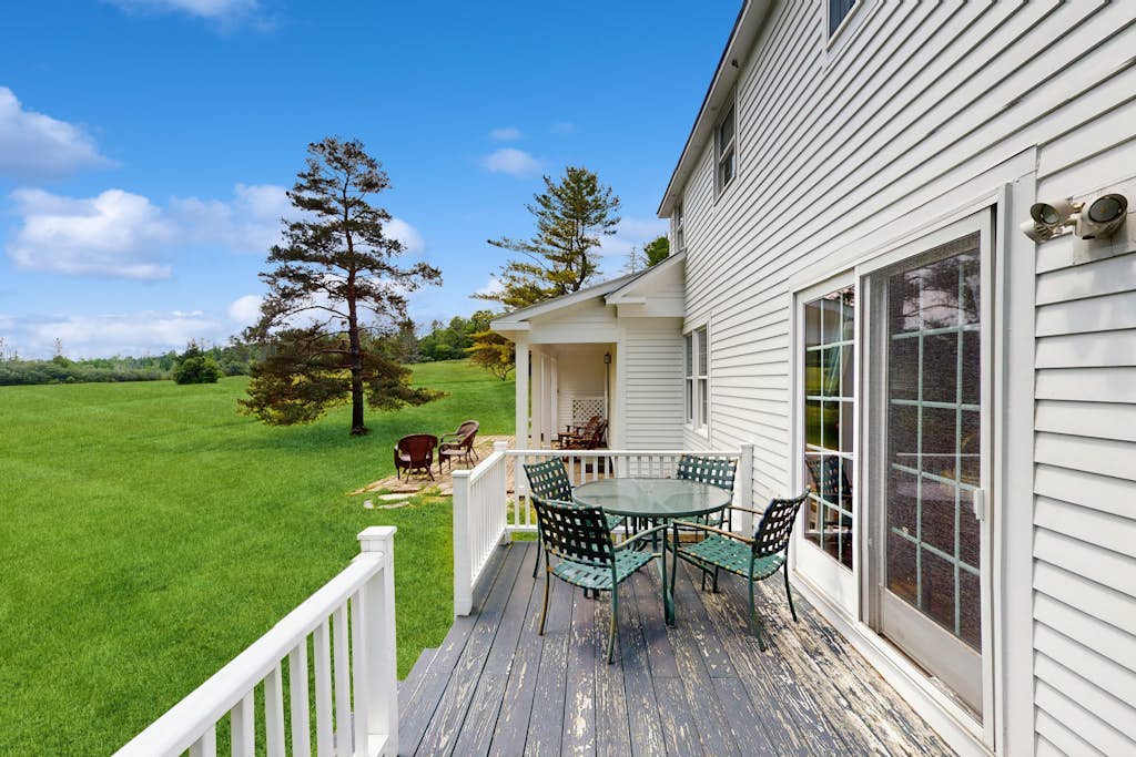 Spacious village house, dog-friendly, patio, fireplace, a/c, air hockey, w/d