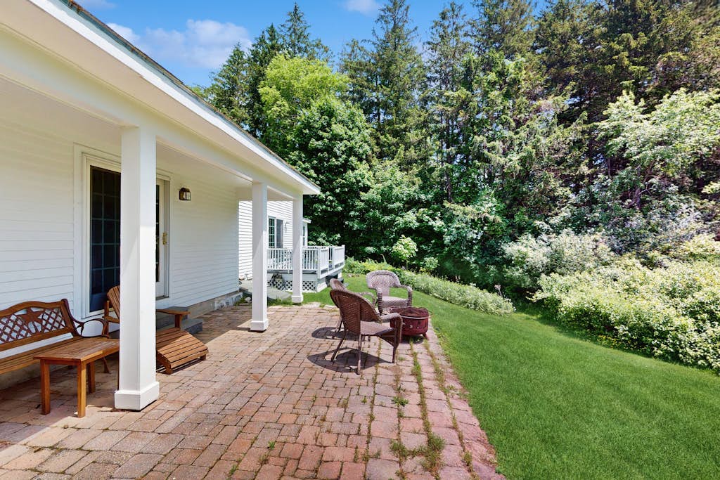 Spacious village house, dog-friendly, patio, fireplace, a/c, air hockey, w/d