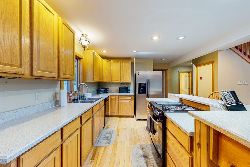 Exquisite home with fireplace, balcony, fast WiFi, jetted tub & washer/dryer