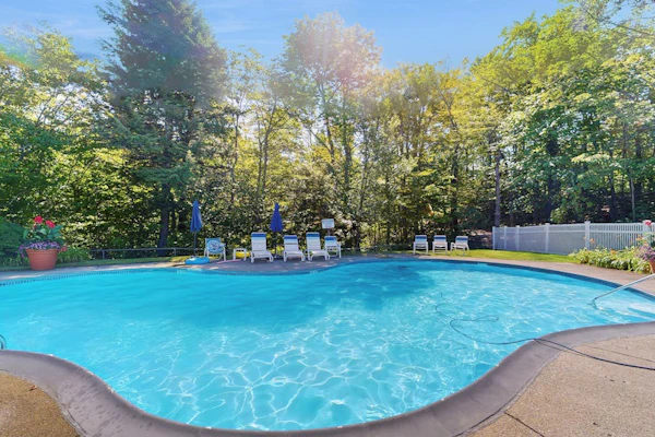 Ski-in/ski-out townhouse w/ trail access, fireplace, balcony, pool, hot tub