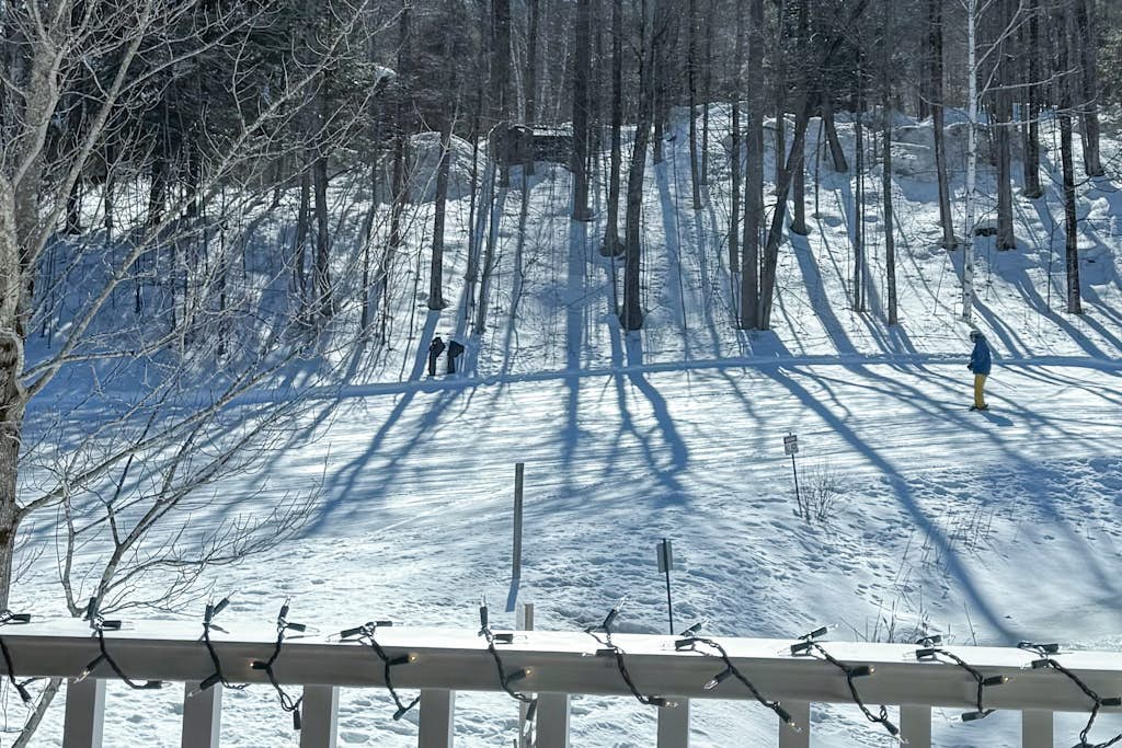 Ski in/ski out condo w/ pond & mtn views, fireplace, tennis courts & w/d
