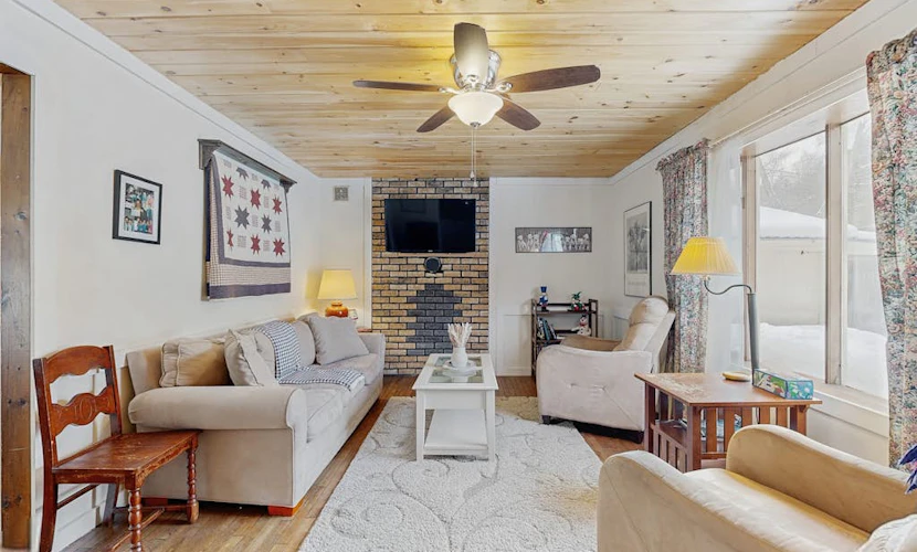 Riverfront dog-friendly house w/ gas fireplace, deck, w/d, a/c, close to skiing!