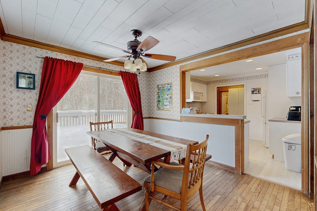 Riverfront dog-friendly house w/ gas fireplace, deck, w/d, a/c, close to skiing!
