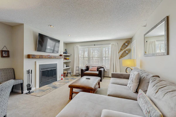 Cozy ski-In/ski-out Winterplace condo w/ hot tubs, indoor pool & fireplace