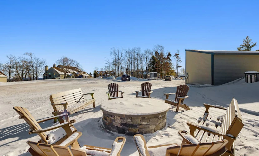 Cozy ski-In/ski-out Winterplace condo w/ hot tubs, indoor pool & fireplace