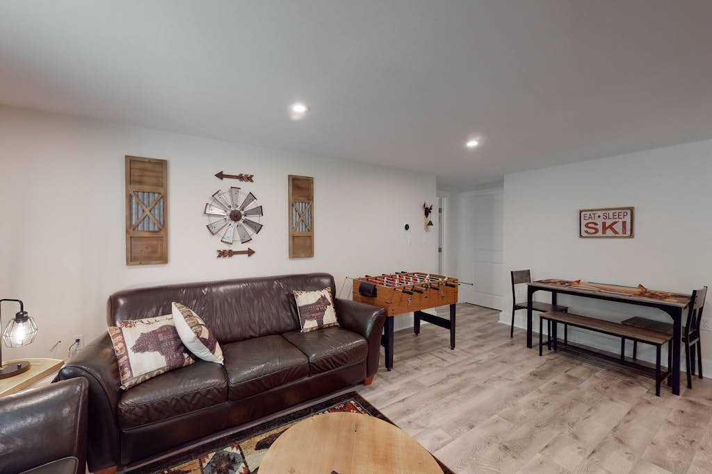 Single-Level Duplex with Fast WiFi & a Full Kitchen - Close to Magic Mountain