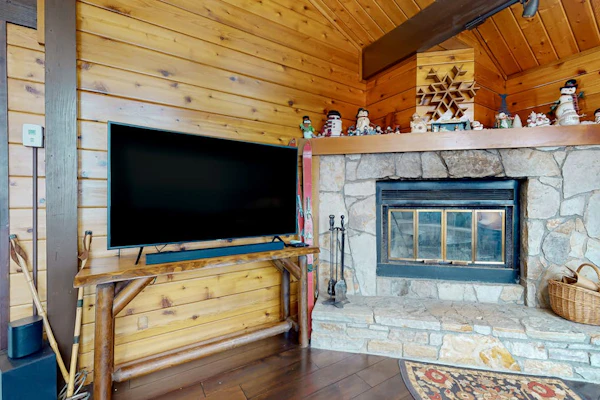 Inviting mountain view home with game room, balcony & W/D
