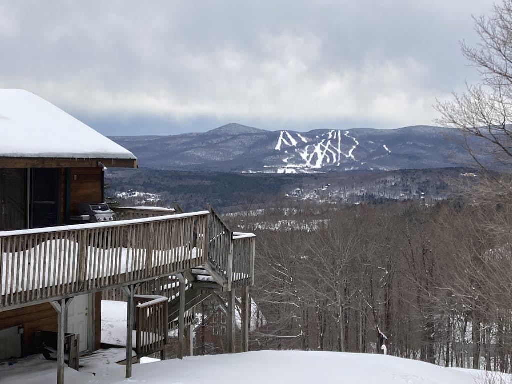 Inviting mountain view home with game room, balcony & W/D
