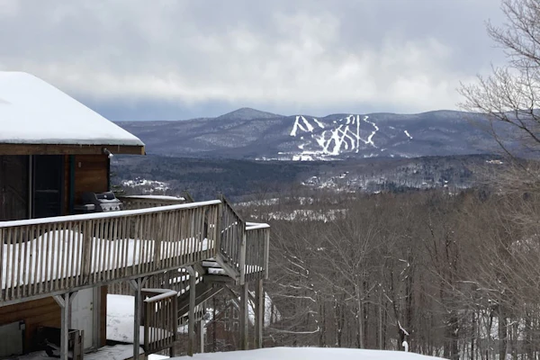 Inviting mountain view home with game room, balcony & W/D