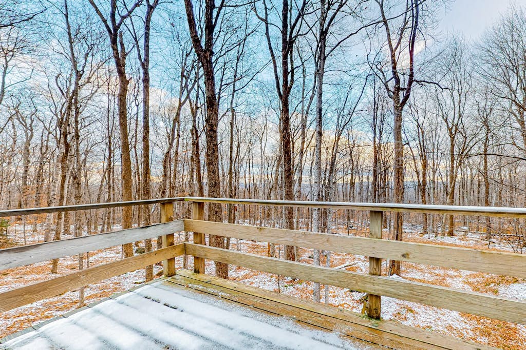Classic Vermont cabin with forest views, pools, hot tub & gym