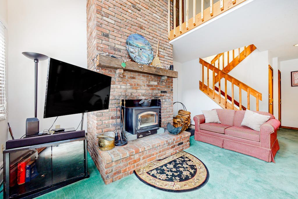 2-story mountain condo w/ private deck, close to resort, jetted tub, w/d, wifi