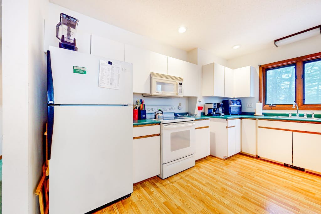 2-story mountain condo w/ private deck, close to resort, jetted tub, w/d, wifi