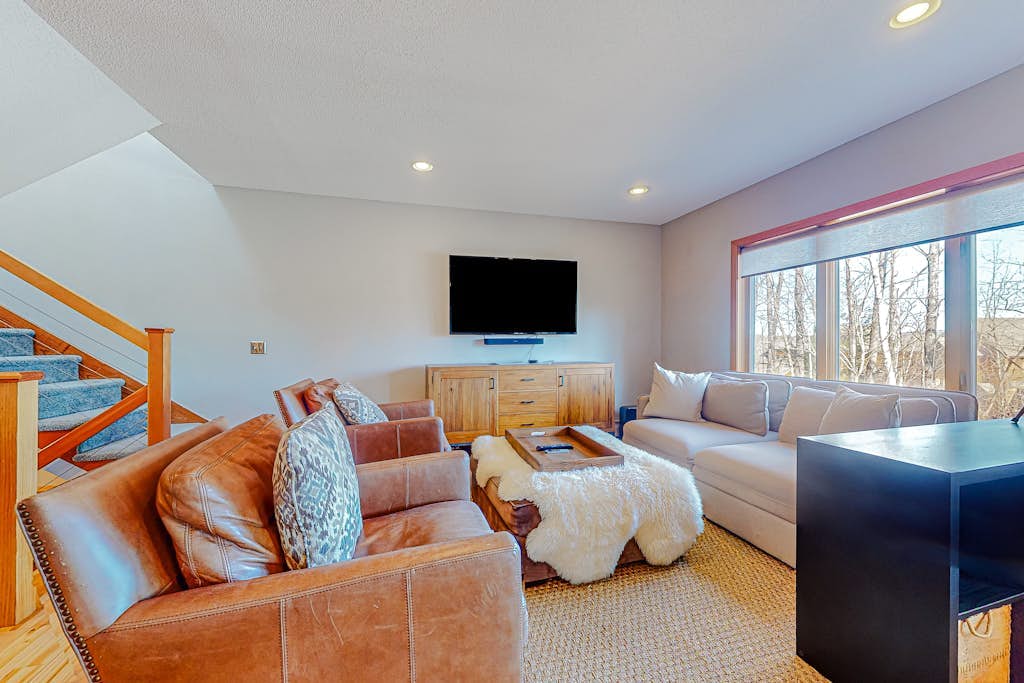 Multi-level resort home near ski resorts with balcony, streaming, W/D
