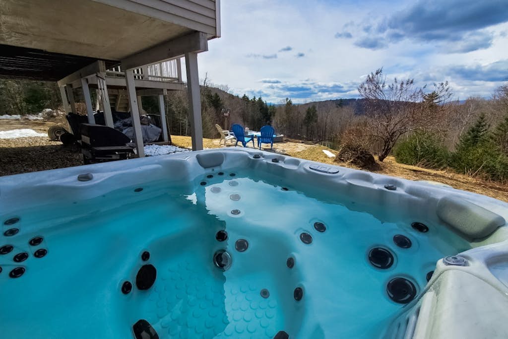 Beautiful house w/ mountain & pond views, hot tub, pool table, bbq, firepit, w/d