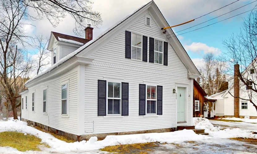 Comfortable in-town house, dog-friendly, river view, w/d, TV w/ Roku, wifi,