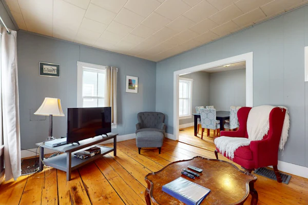 Comfortable in-town house, dog-friendly, river view, w/d, TV w/ Roku, wifi,