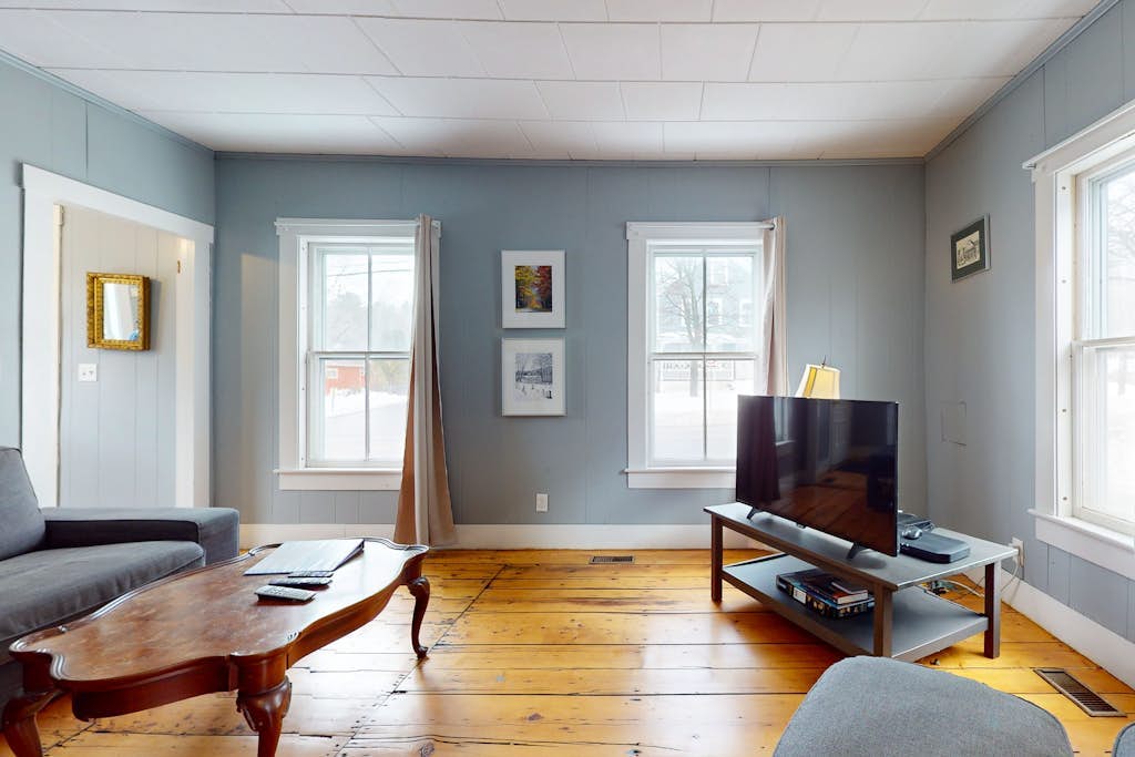 Comfortable in-town house, dog-friendly, river view, w/d, TV w/ Roku, wifi,