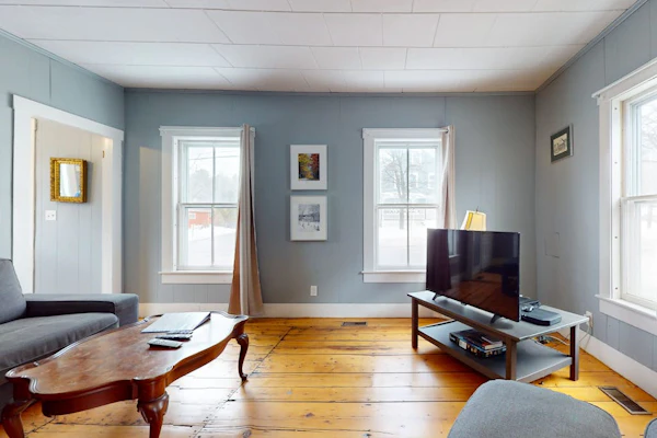 Comfortable in-town house, dog-friendly, river view, w/d, TV w/ Roku, wifi,