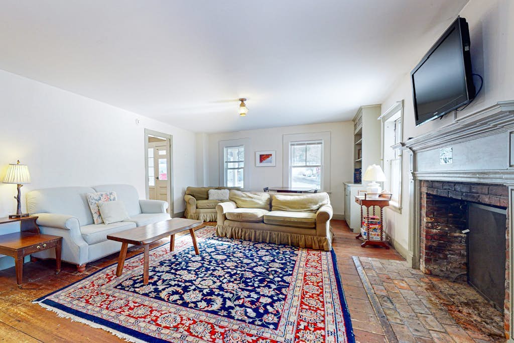 Convenient in-town house, river view, dog-friendly, deck, kitchen, w/d, TV, wifi