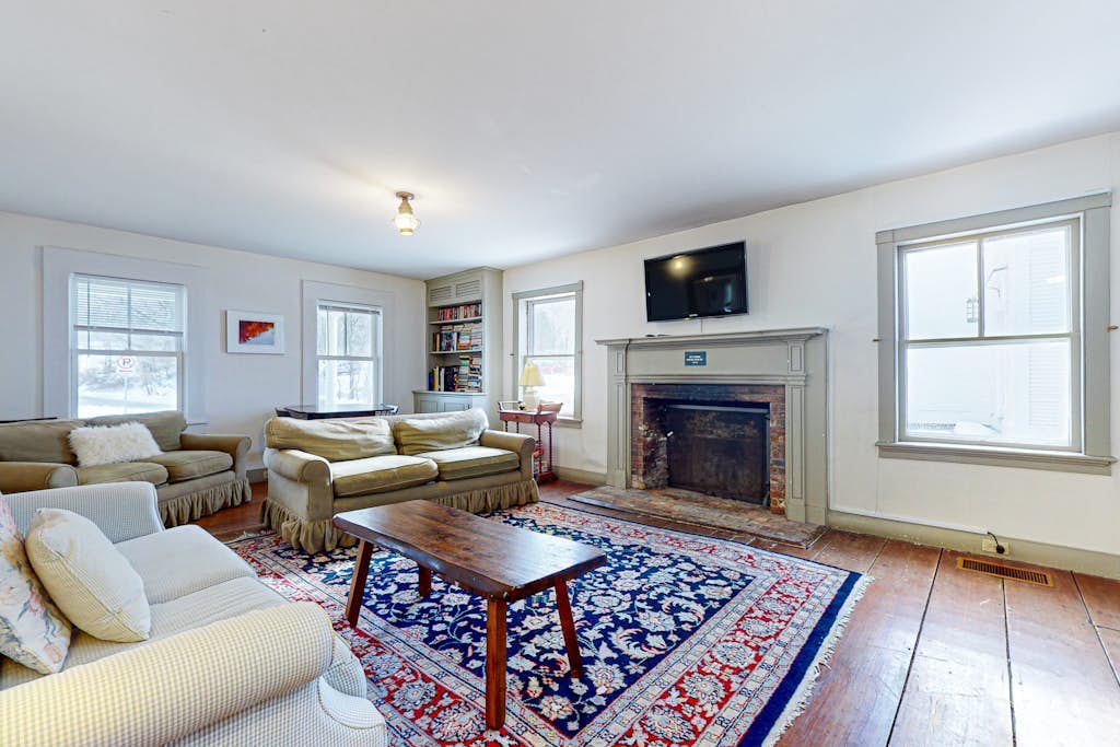 Convenient in-town house, river view, dog-friendly, deck, kitchen, w/d, TV, wifi
