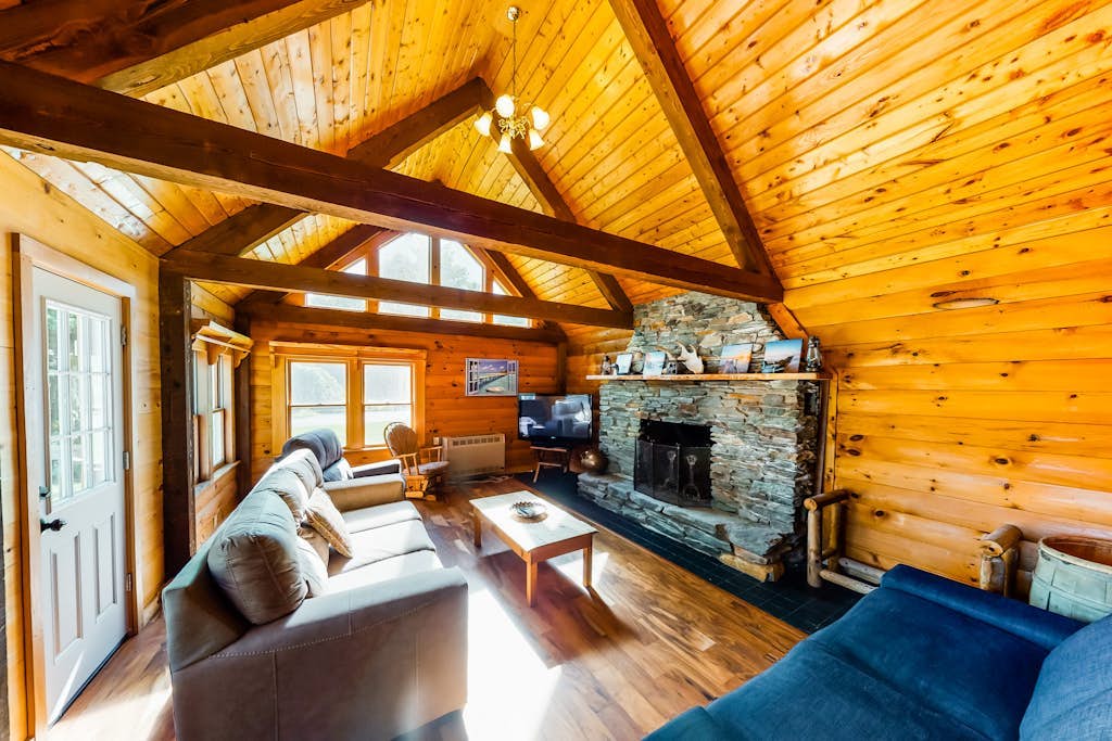 Dog-friendly, lakeside home w/private dock/deck/free WiFi