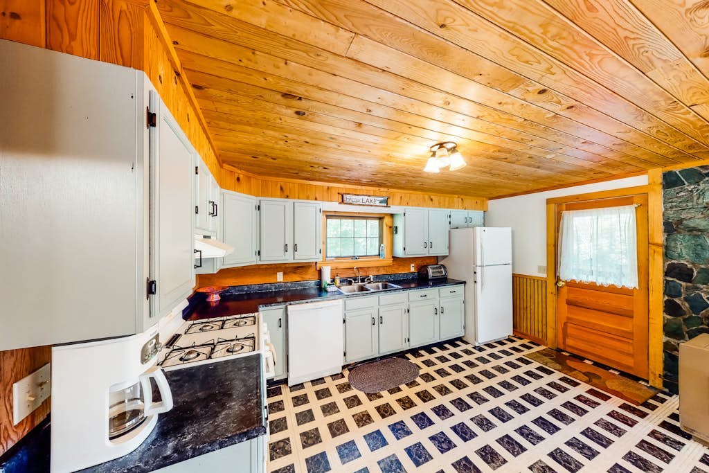 Dog-friendly, lakeside home w/private dock/deck/free WiFi