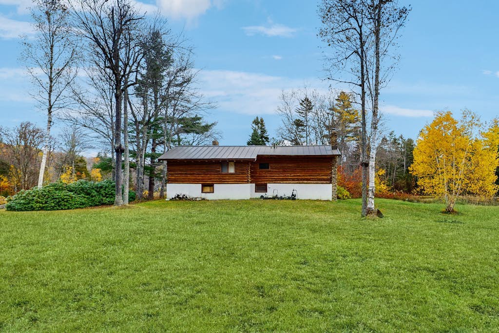 Cozy log cabin w/ wood-burning fireplace, balcony, close to recreation, pond