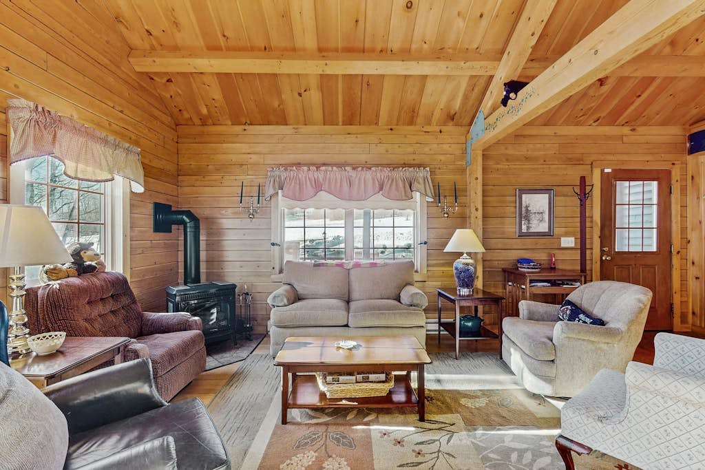 Cozy log house w/ gas-fire stove, dog-friendly, clubhouse amenities, w/d, wifi