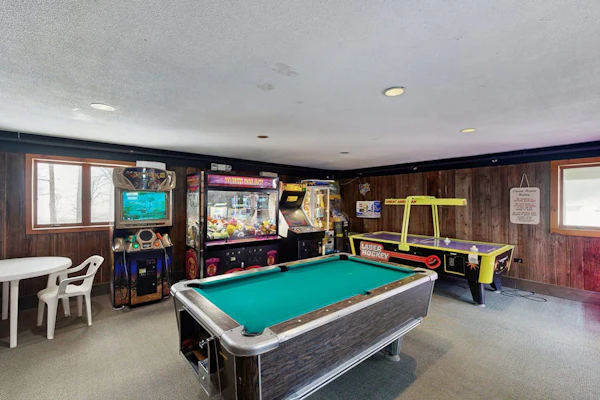 Cozy chalet w/ woodstove, bbq, firepit, w/d, a/c, Chimney Hill Clubhouse access