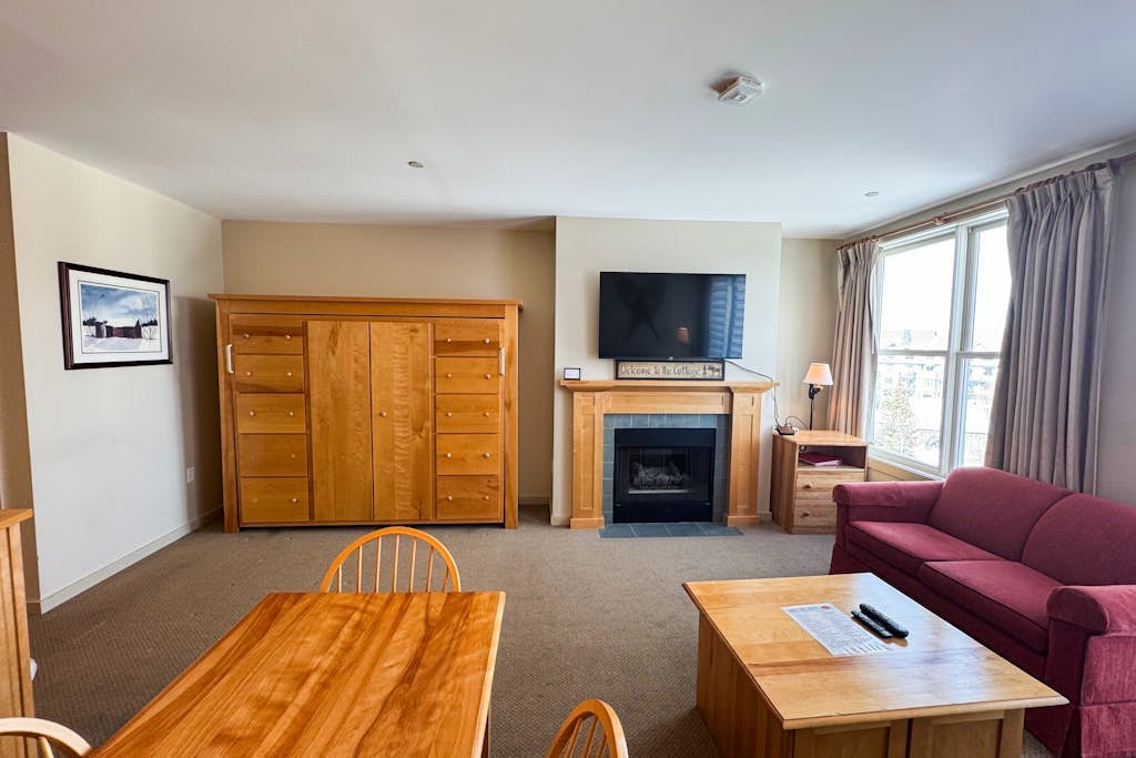 Walk to lifts, condo at Stratton Mountain, fireplace, pool, hot tubs, sauna