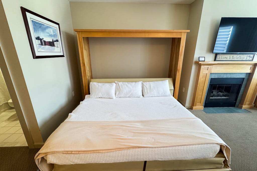Walk to lifts, condo at Stratton Mountain, fireplace, pool, hot tubs, sauna