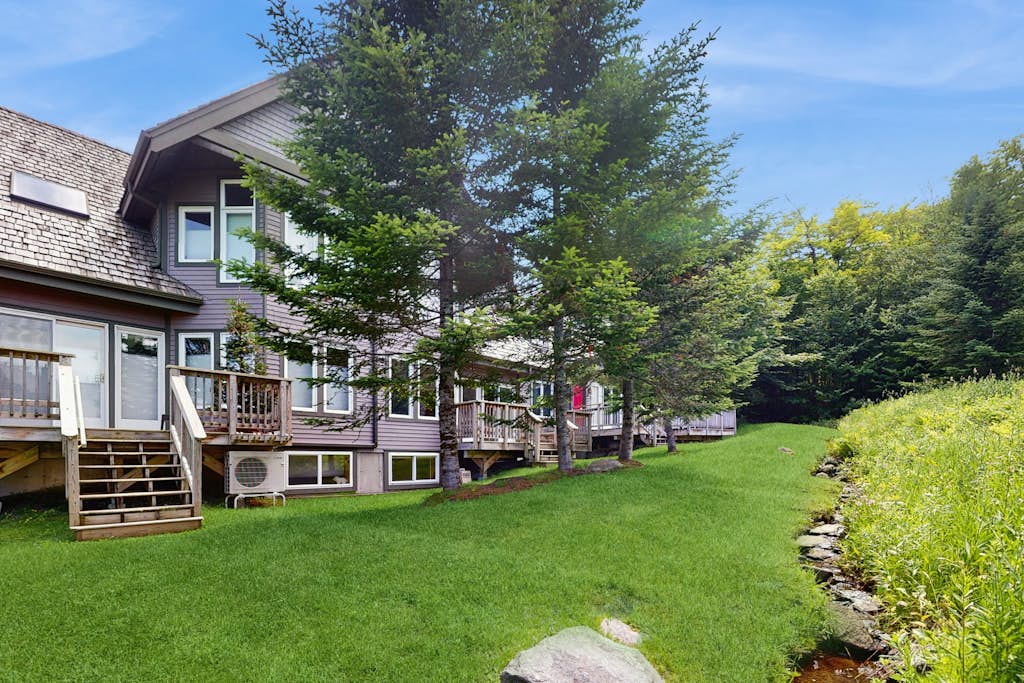Ski-in/ski-out townhome with great views & deluxe resort amenities