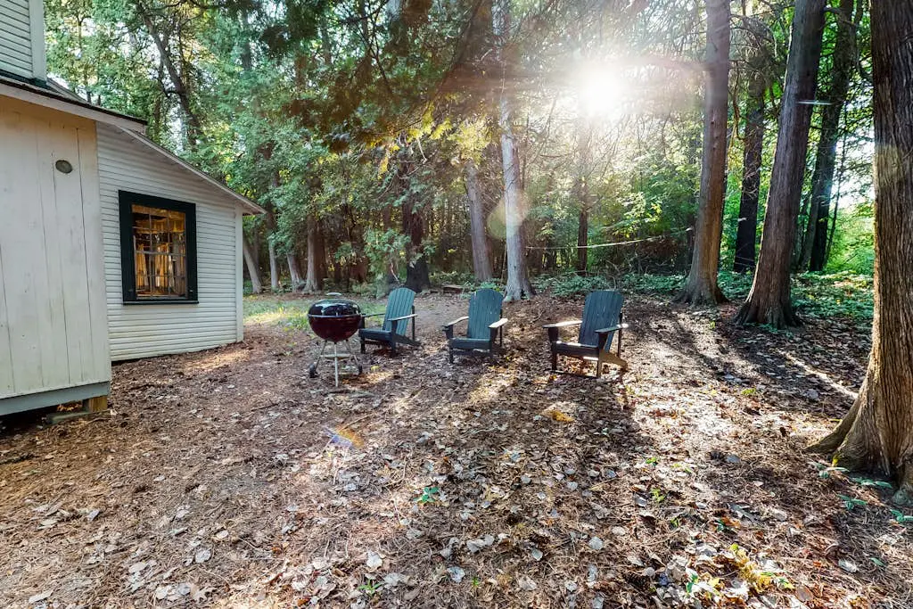 Cedar - Wooded Island Cabin with Screened Porch